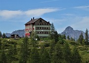 47 Dalla diga zoom verso il Rif. Laghi Gemelli (1968 m) accostato al Pegherolo 